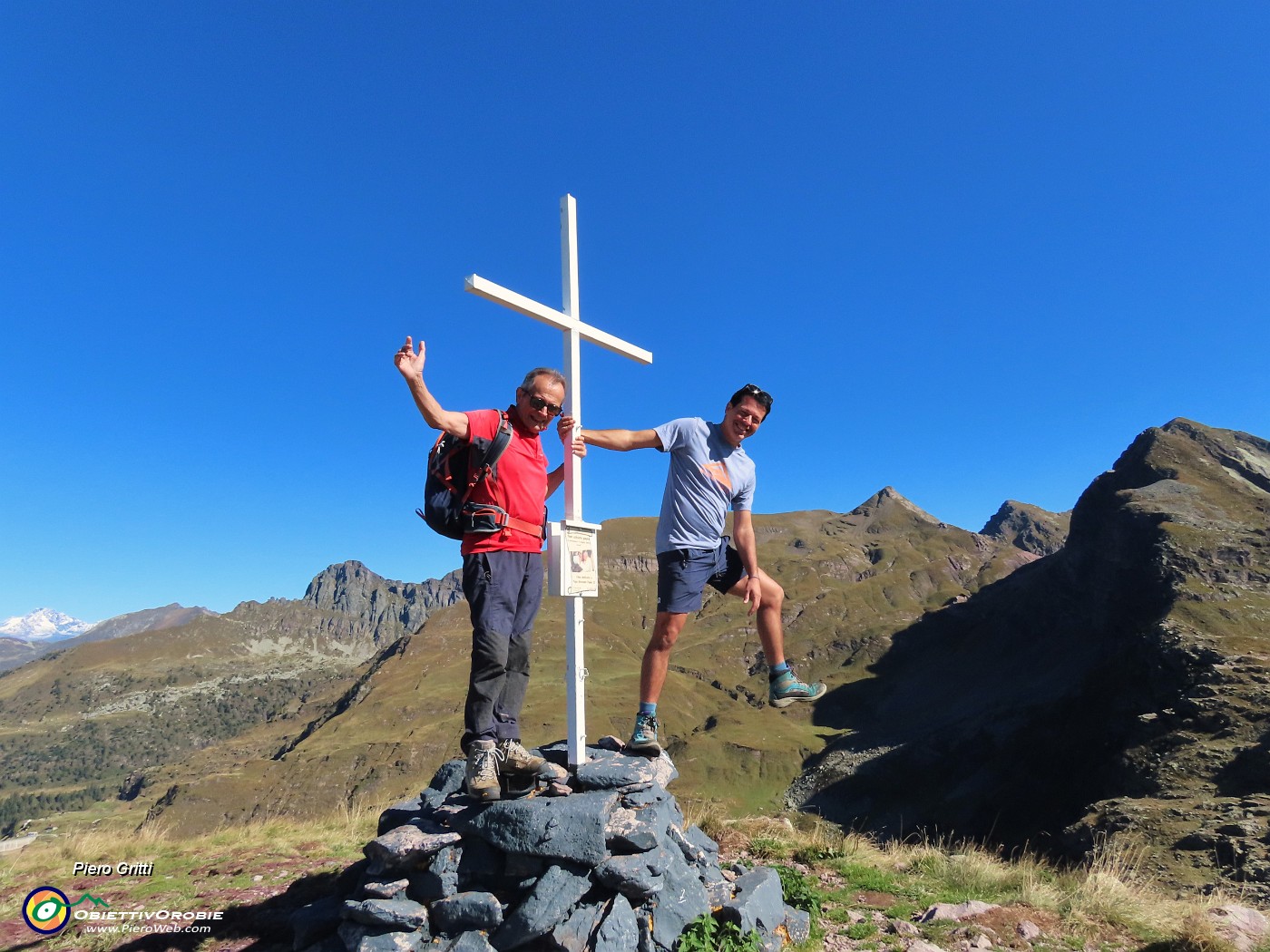 01 Dalla Cima di Mezzeno (2320 m) la nostra meta in alto il Pizzo Farno (2506 m).JPG